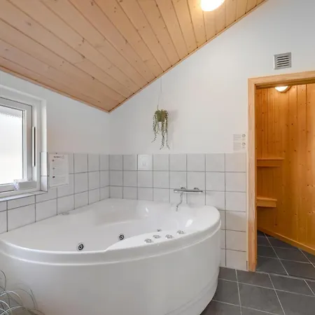 Semesterbostad Lovely With Sauna, And Covered Terrace